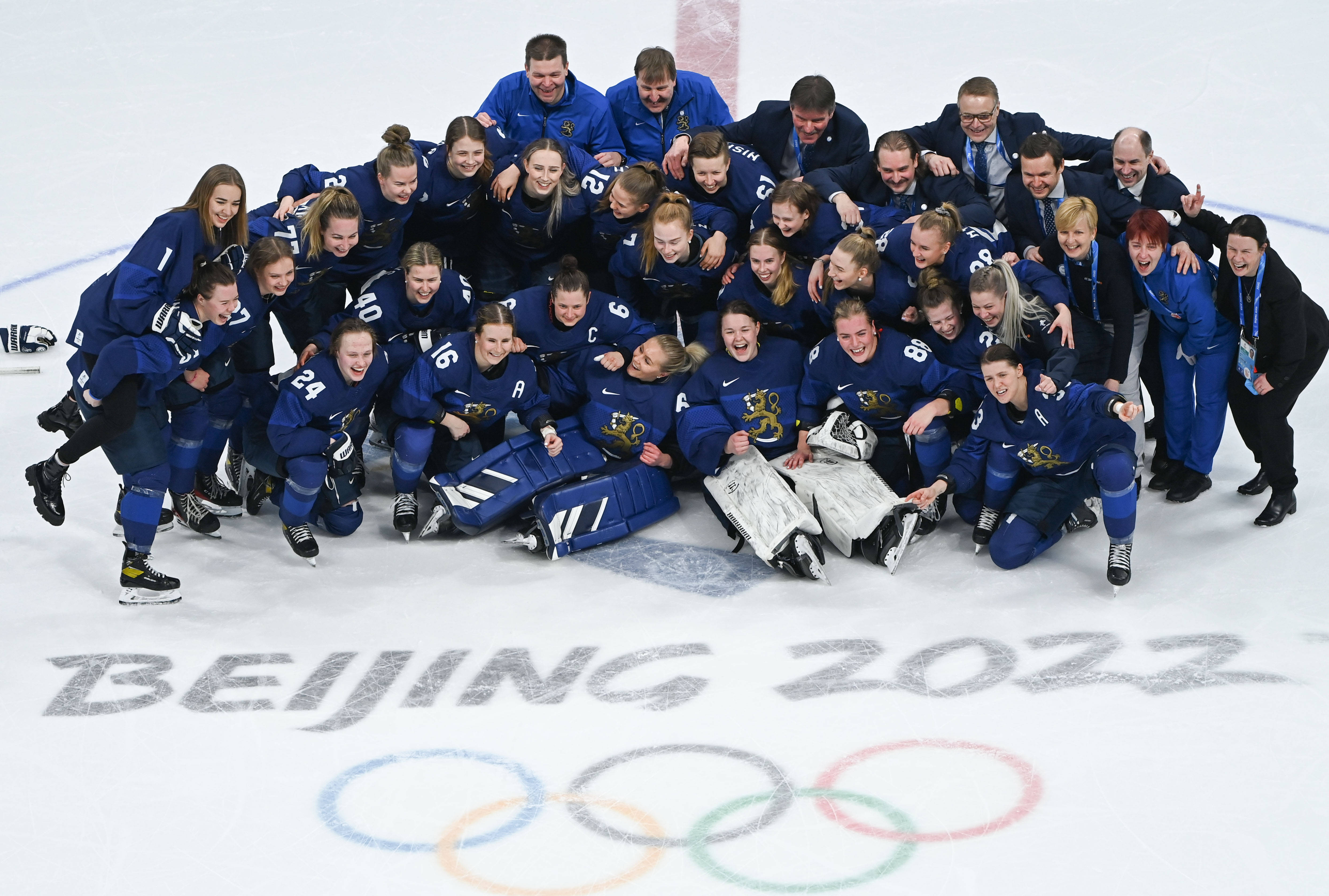 开云sport-贵州队励志晋级季后赛,球员庆祝合影