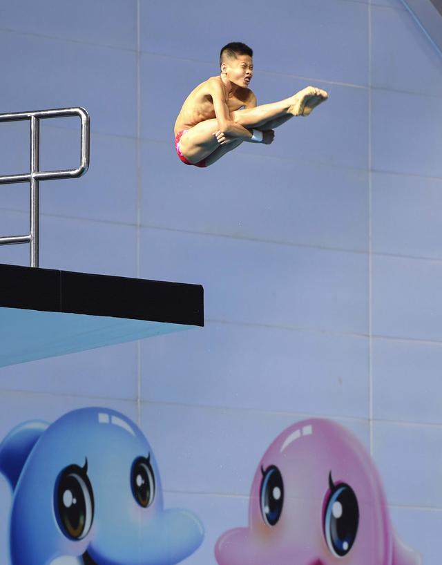 挪威跳水选手高难度动作，震撼全场